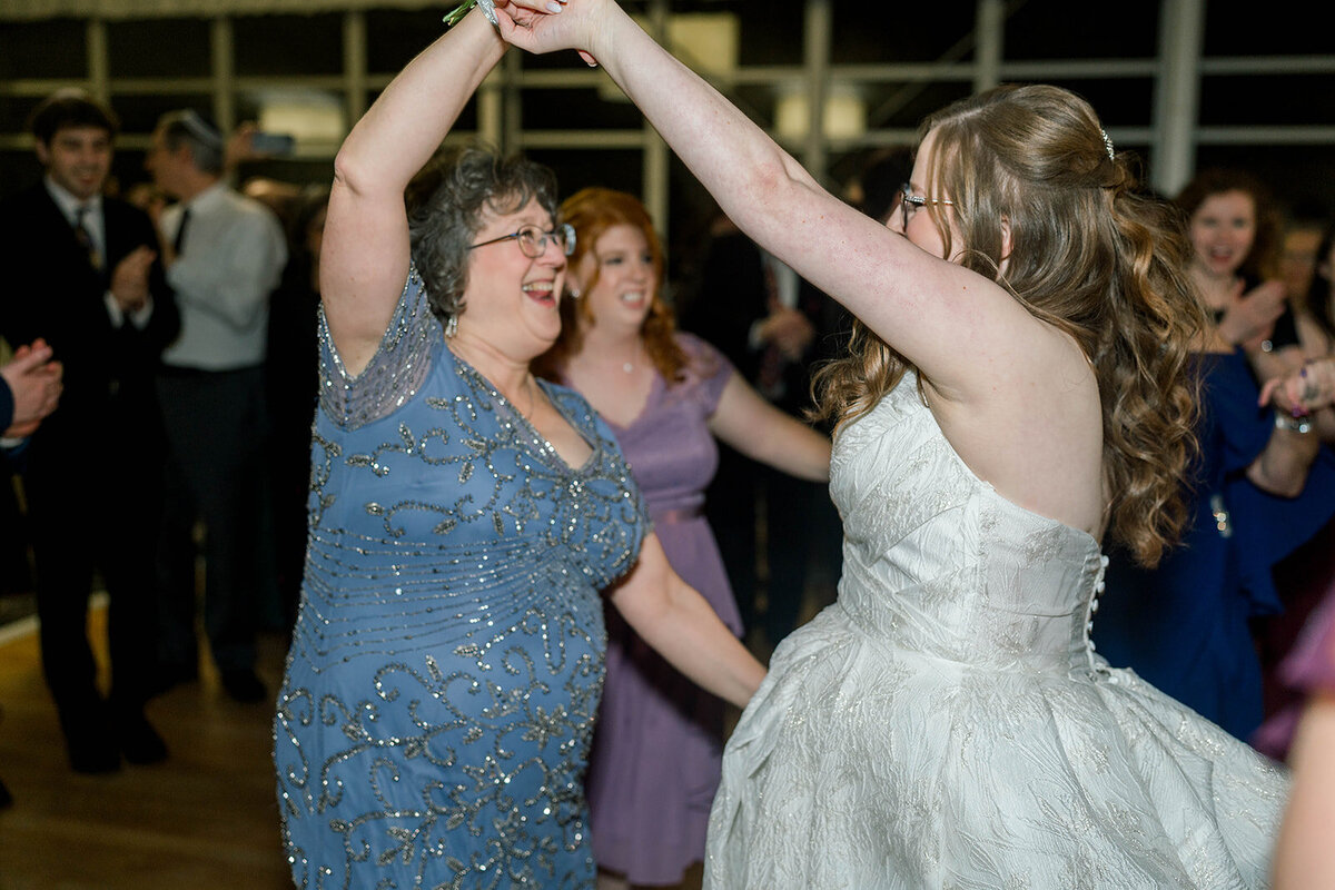 Eliana-Melmed-Photography-Chicago-LosAngeles-Jewish-WeddingPhotography-SimchaDancing-00224