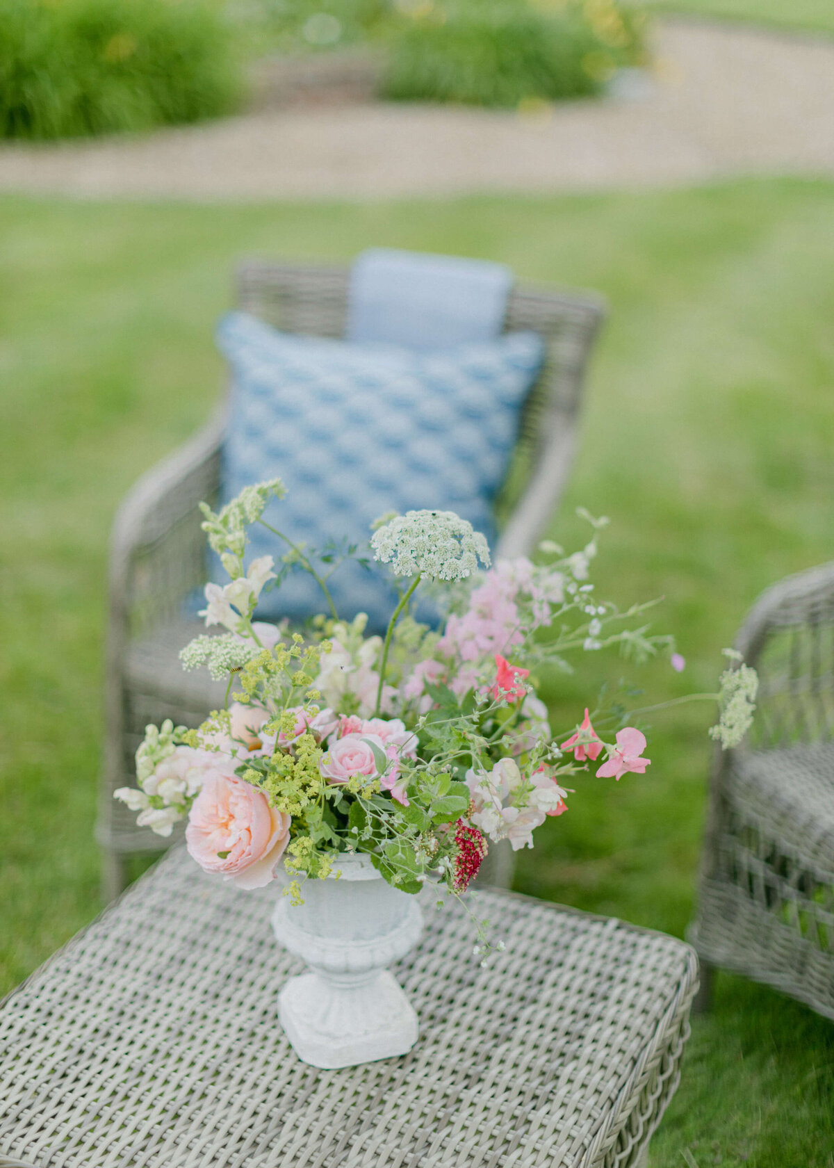 chloe-winstanley-weddings-outdoor-reception-seating-flowers