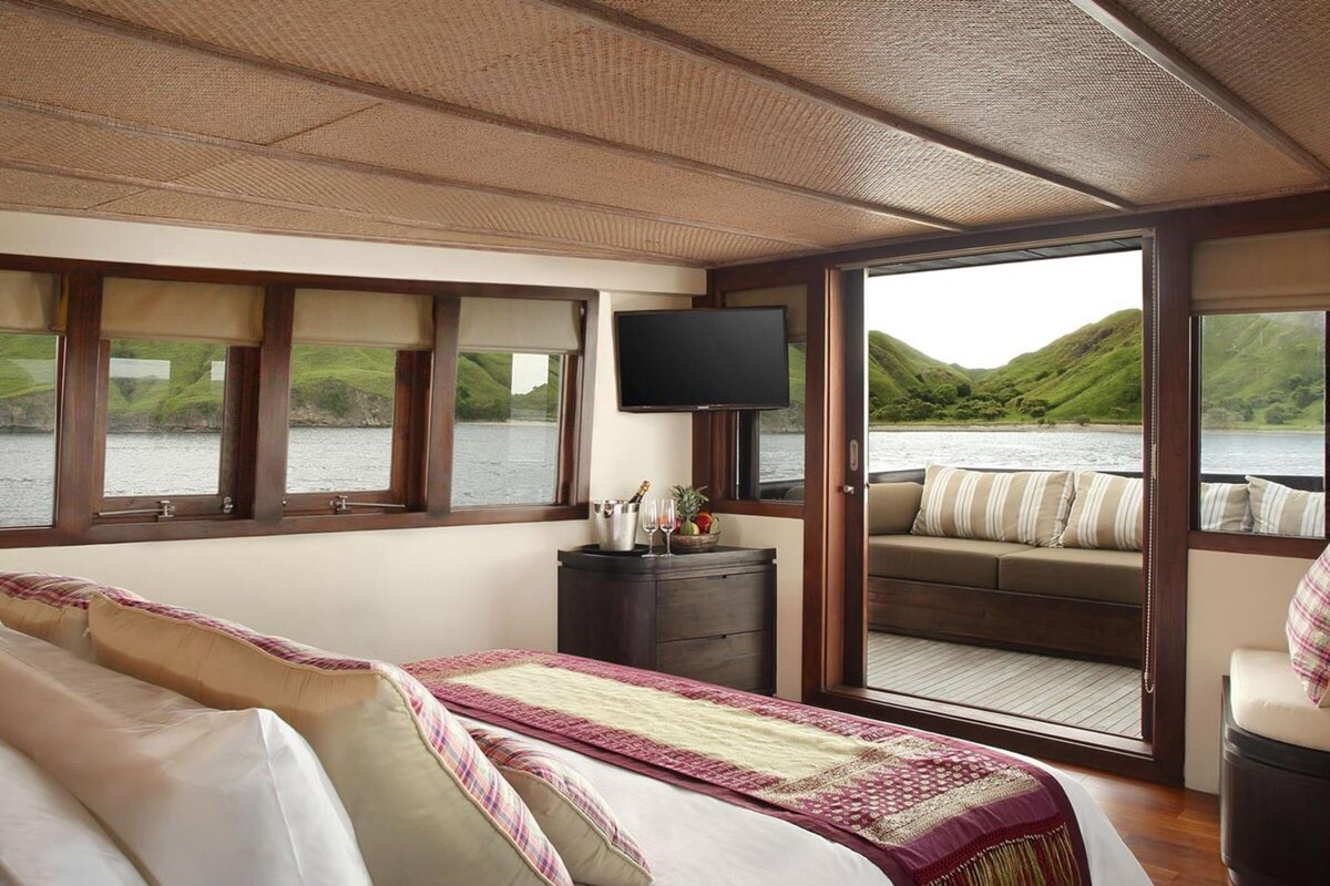 Alila Purnama Luxury Yacht Charter Komodo Master Cabin
