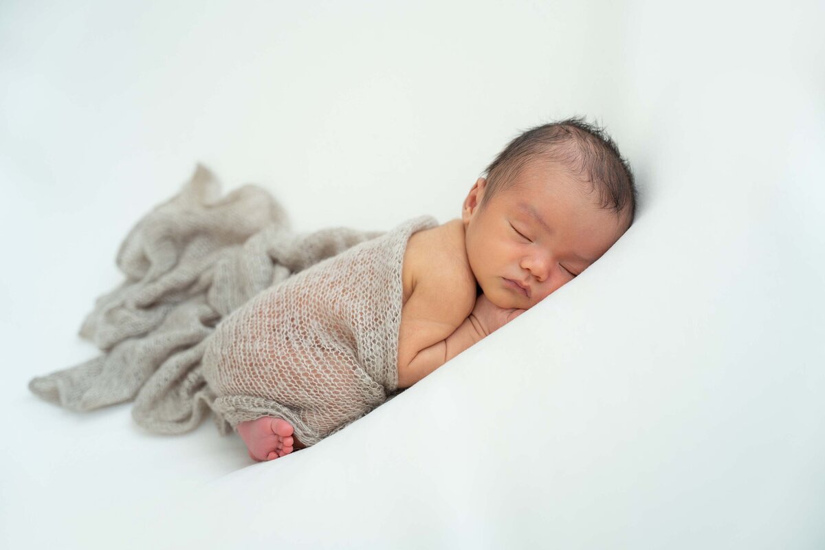 newborn_baby_in_wrap