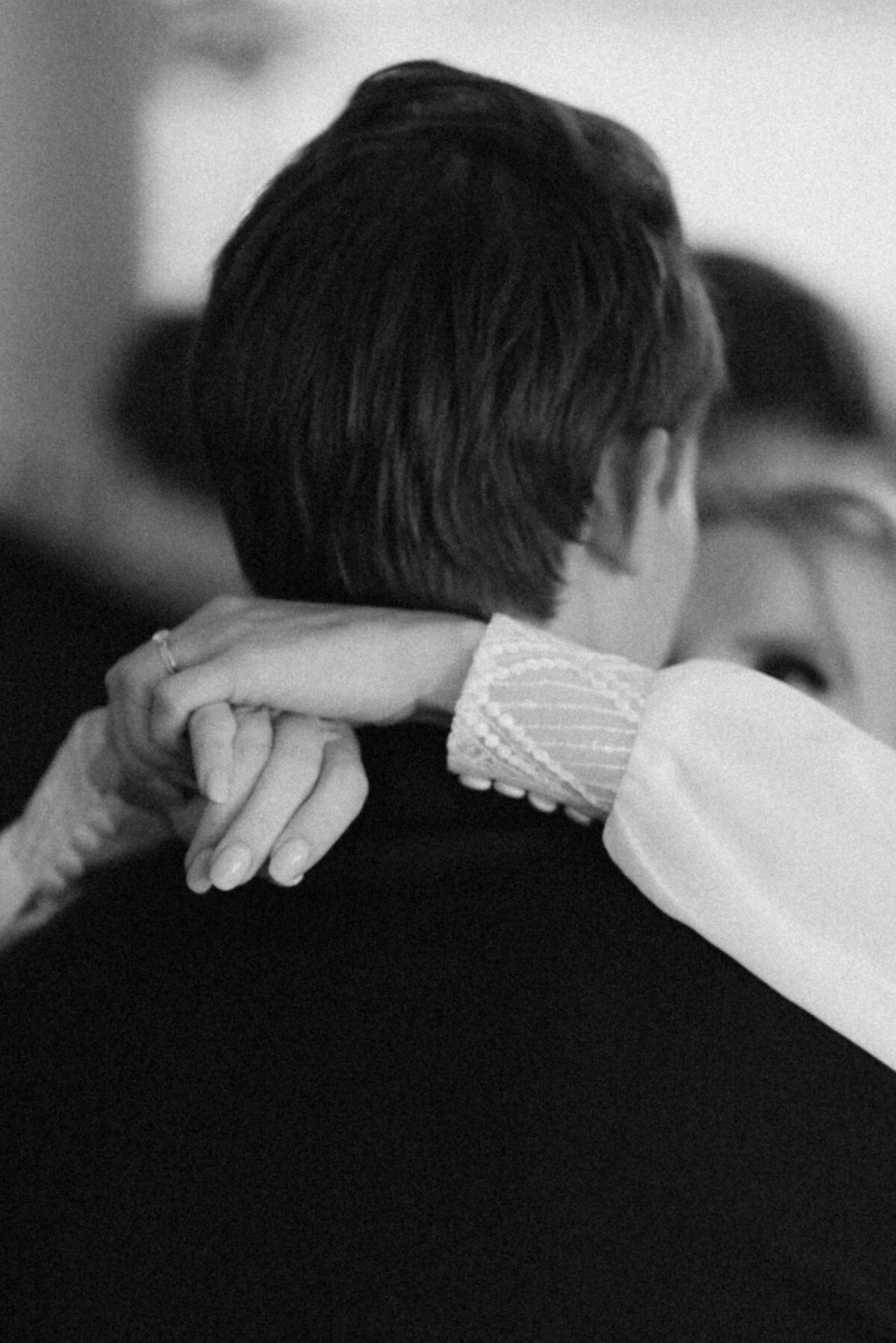 A documentary wedding  photo of  the first dance in Oitbacka gård captured by wedding photographer Hannika Gabrielsson in Finland