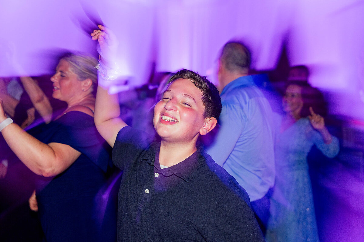 Eliana-Melmed-Photography-Chicago-LosAngeles-Jewish-WeddingPhotography-ElianaSklar-DanceFloor-00224