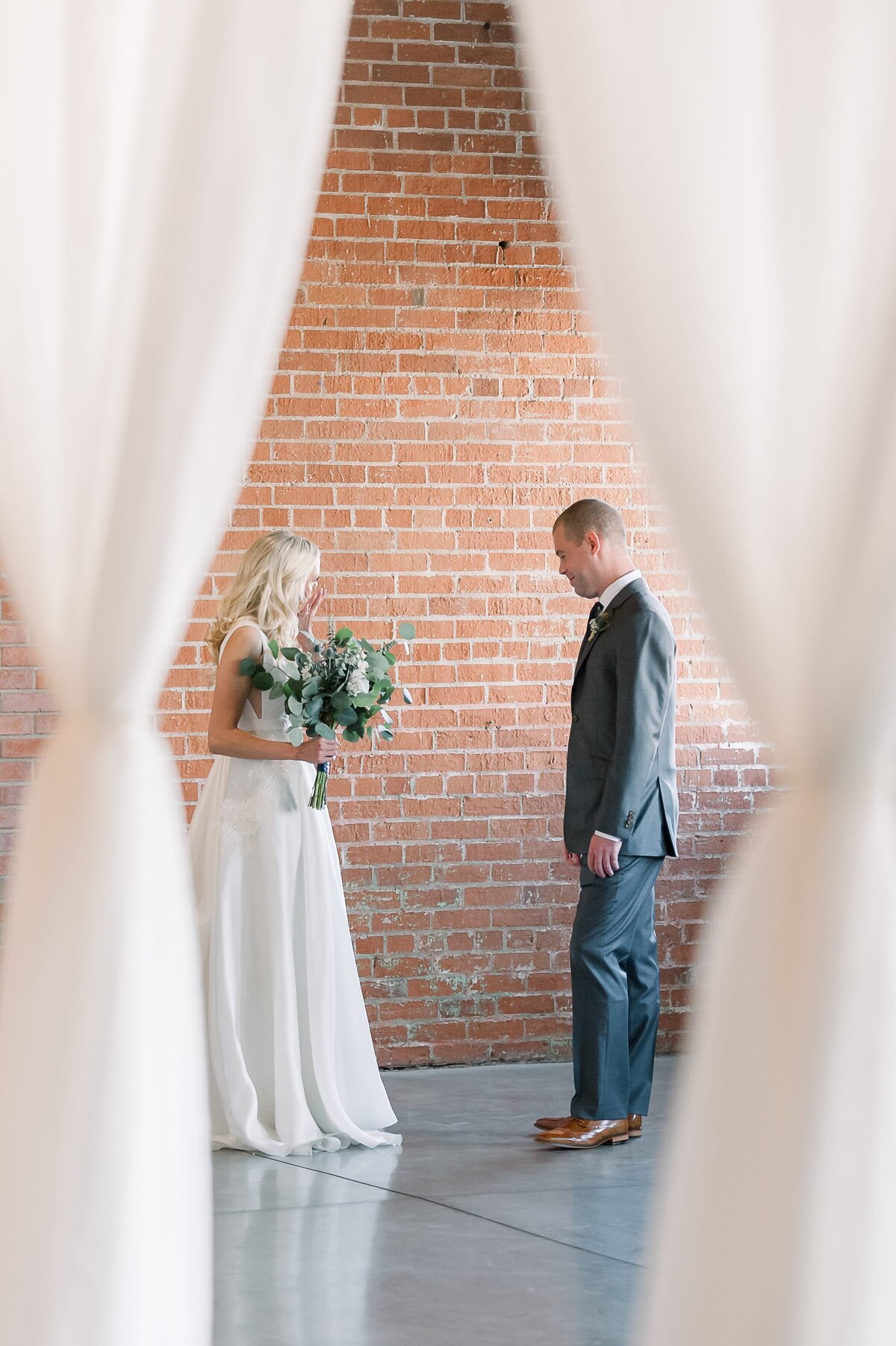 Warehouse-215-wedding-by-Leslie-Ann-Photography-00017