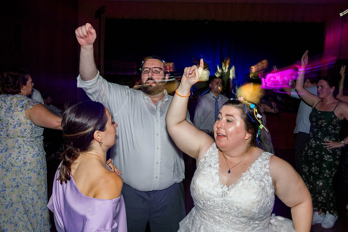 Eliana-Melmed-Photography-Chicago-LosAngeles-Jewish-WeddingPhotography-ElianaSklar-DanceFloor-00373