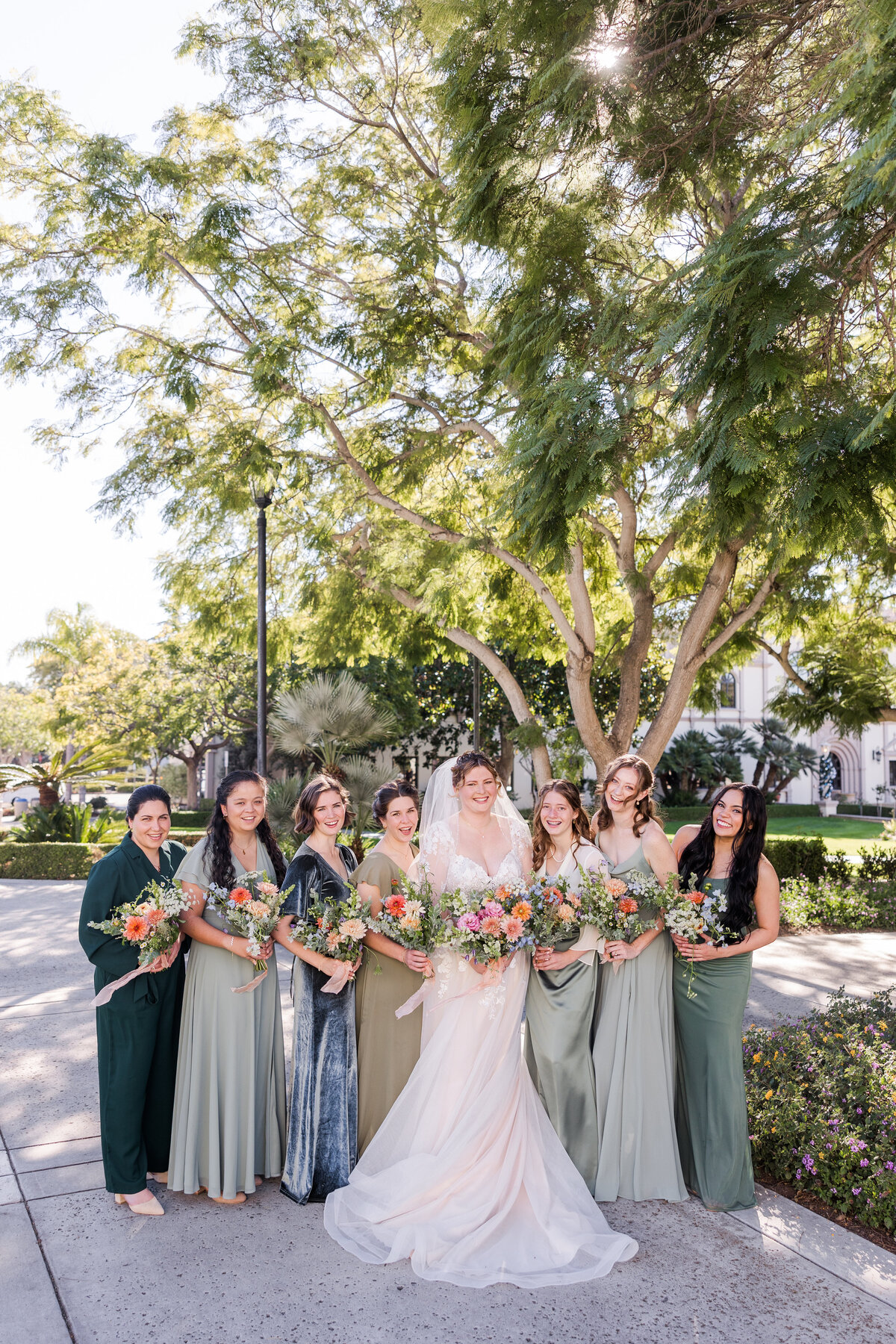 bride-with-bridesmaids