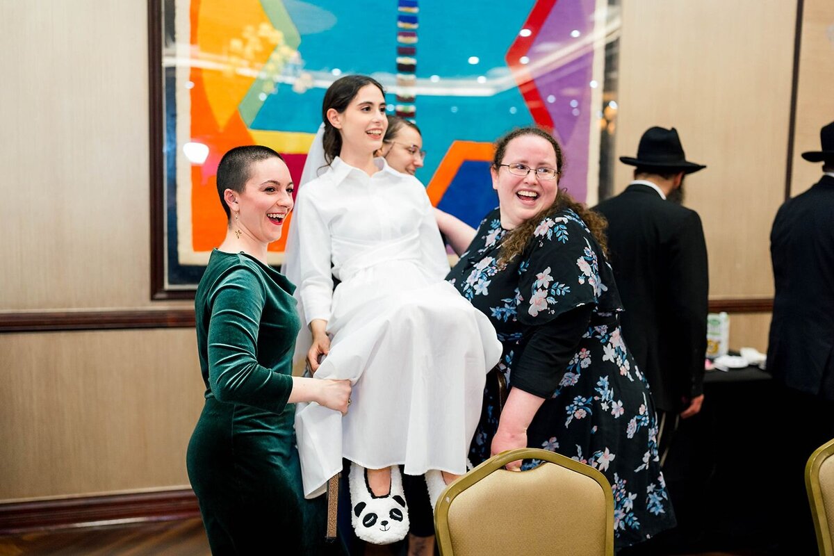Eliana-Melmed-Photography-Chicago-LosAngeles-Jewish-WeddingPhotographer-CarmiKalman-WomensDancing-00134