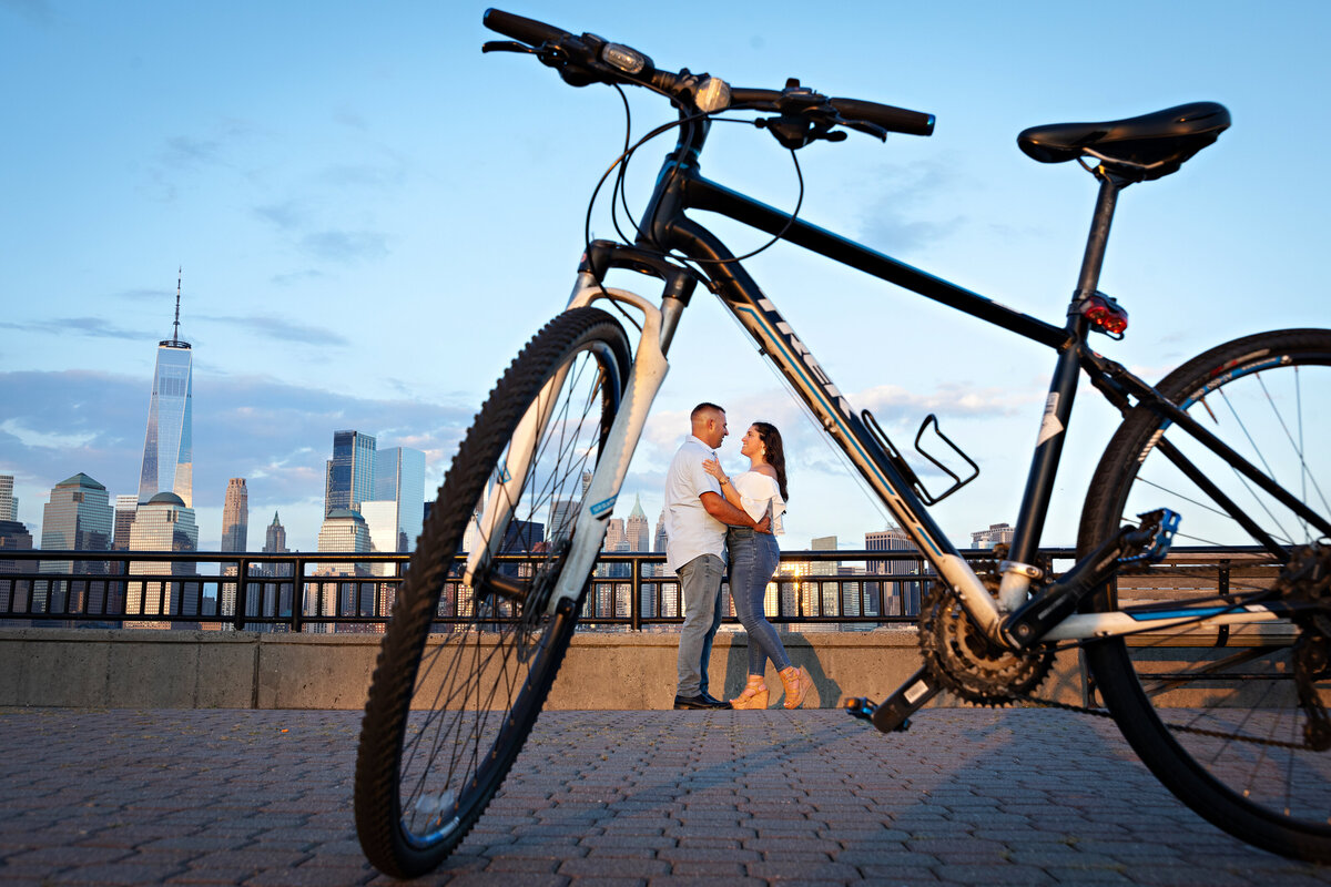 engagement-photo-couple-bicycle-nyc-skyline