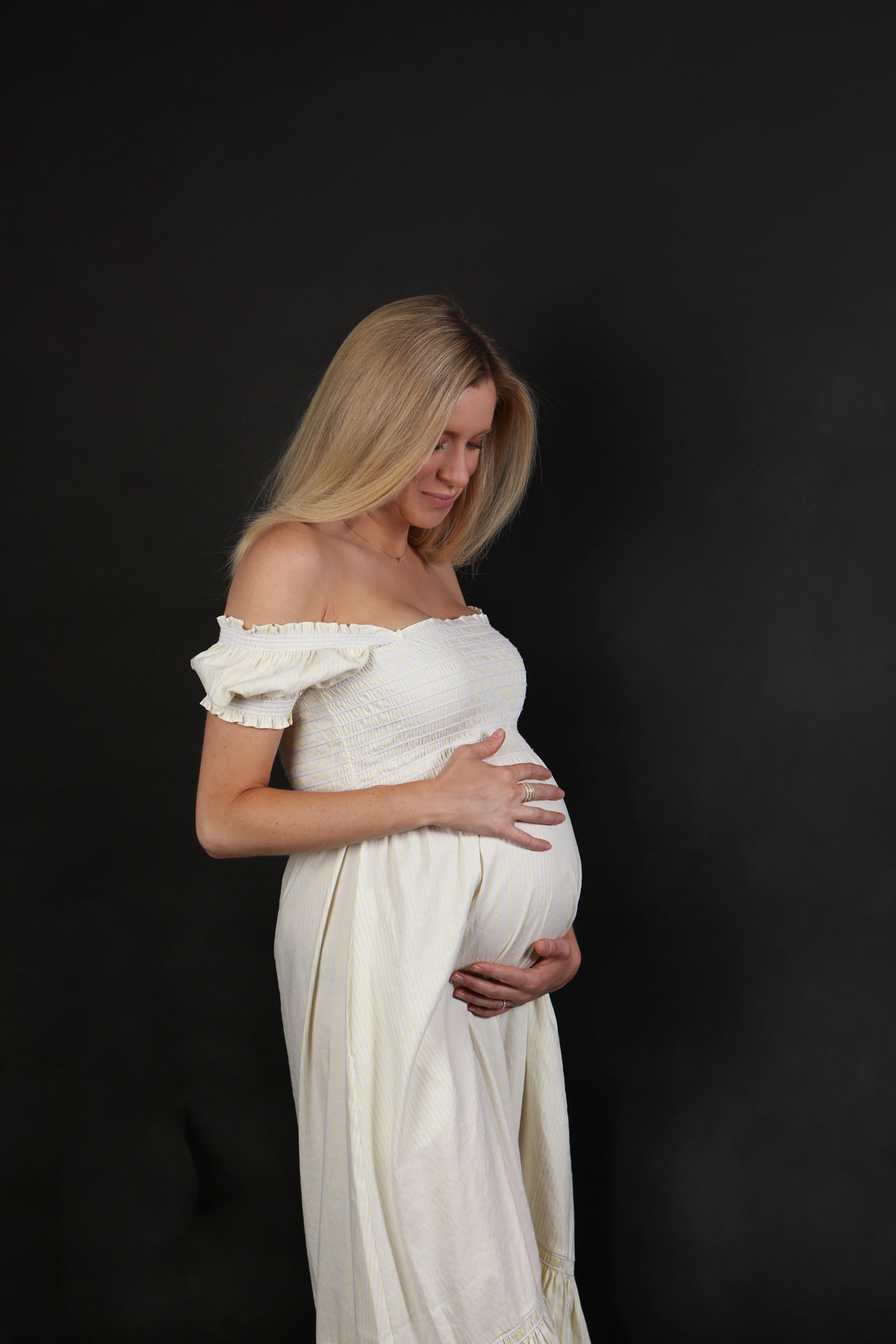Indoor dramatic portraits, expecting mother
