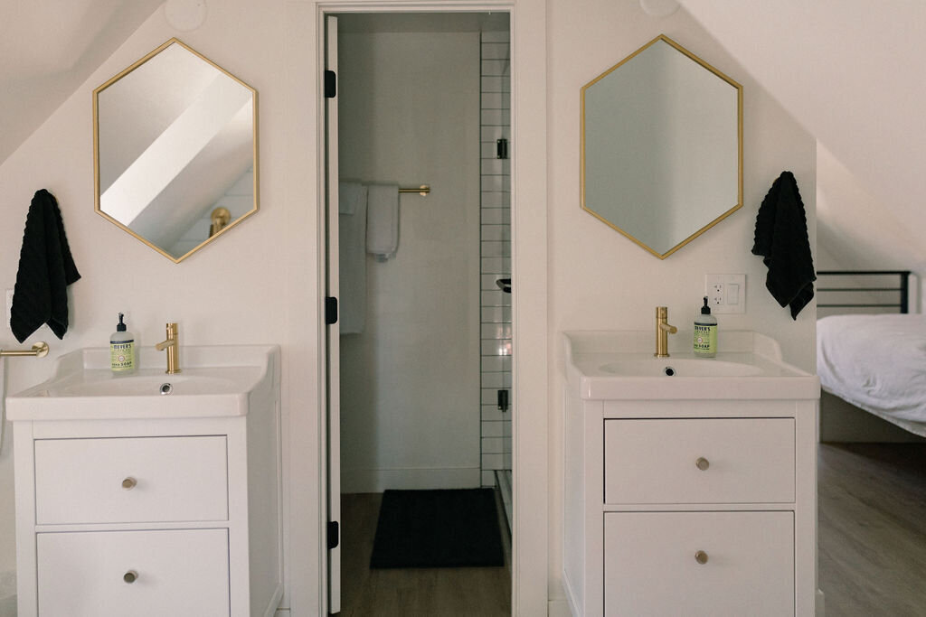 Dual vanities with mirrors at the Terry Guesthouse ini Longmont, Colorado