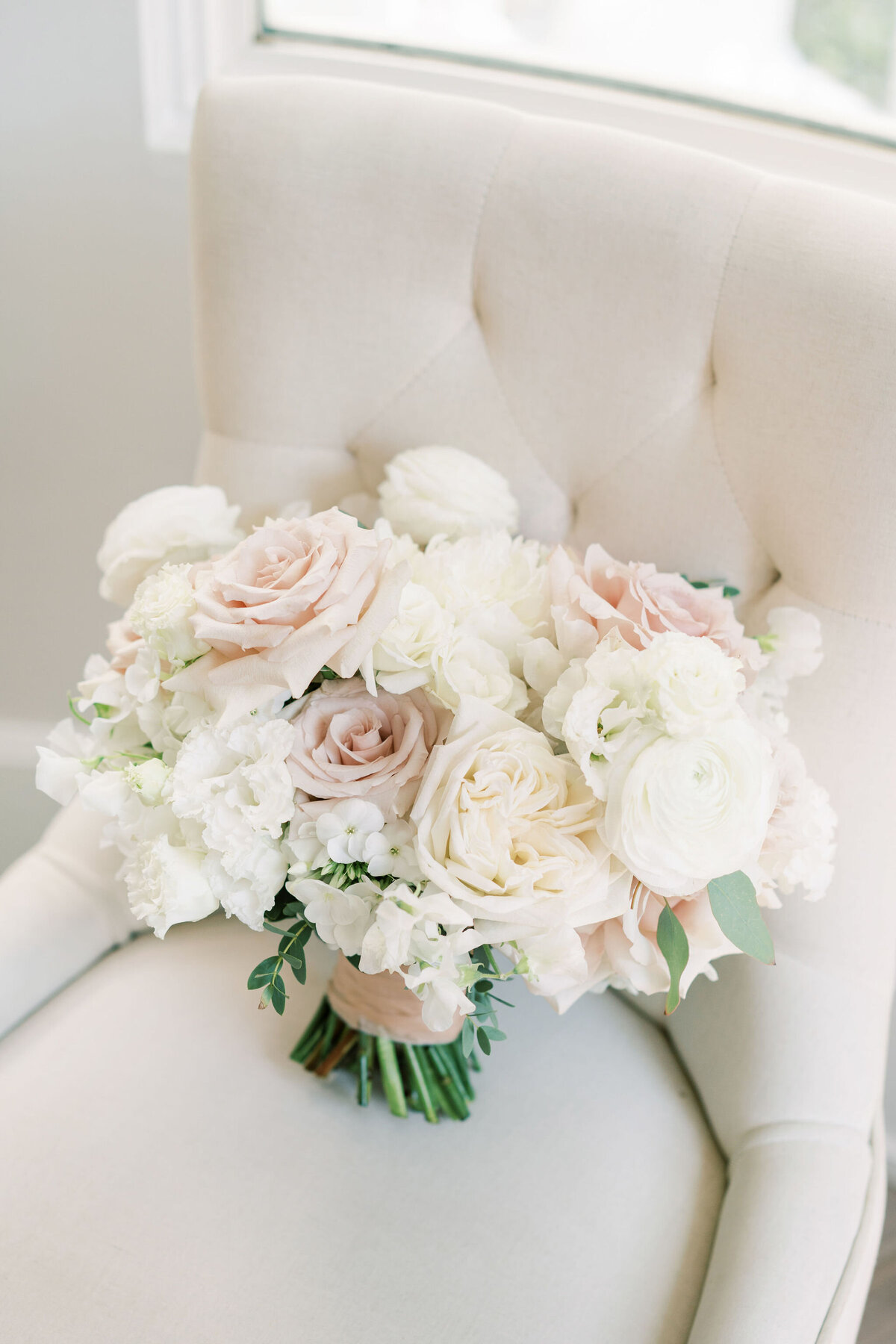 white-soft-pink-full-bridal-bouquet-flower-artistry