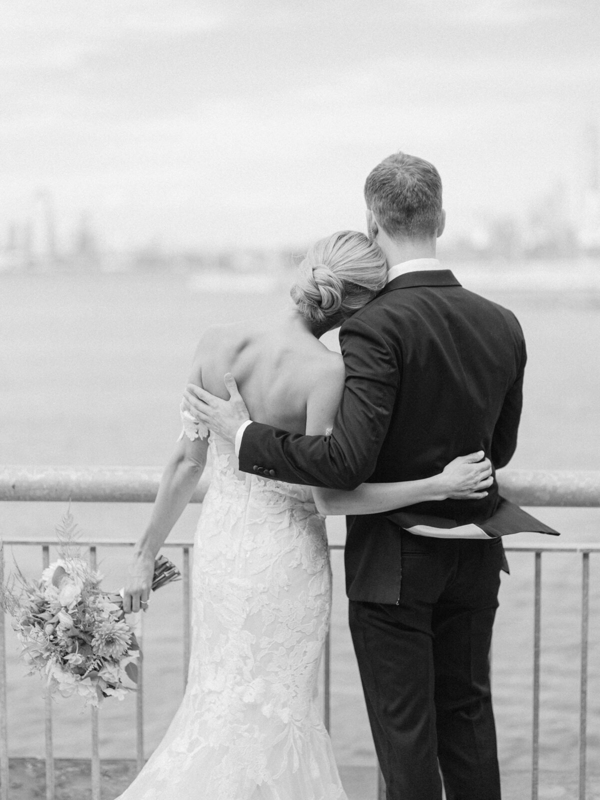 libertywarehouse-newyorkwedding-weddingwithaview-felixfeyginphotography-011