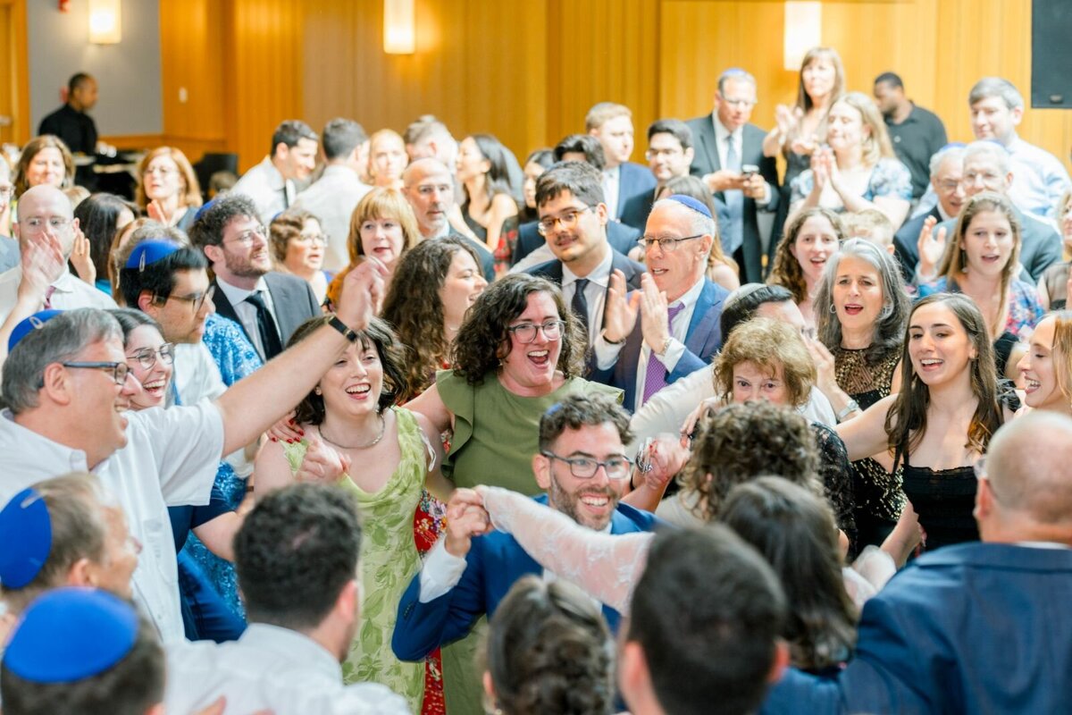 Eliana-Melmed-Photography-Chicago-LosAngeles-Jewish-WeddingPhotography-ShulaNoah-Simcha-Dancing-00078