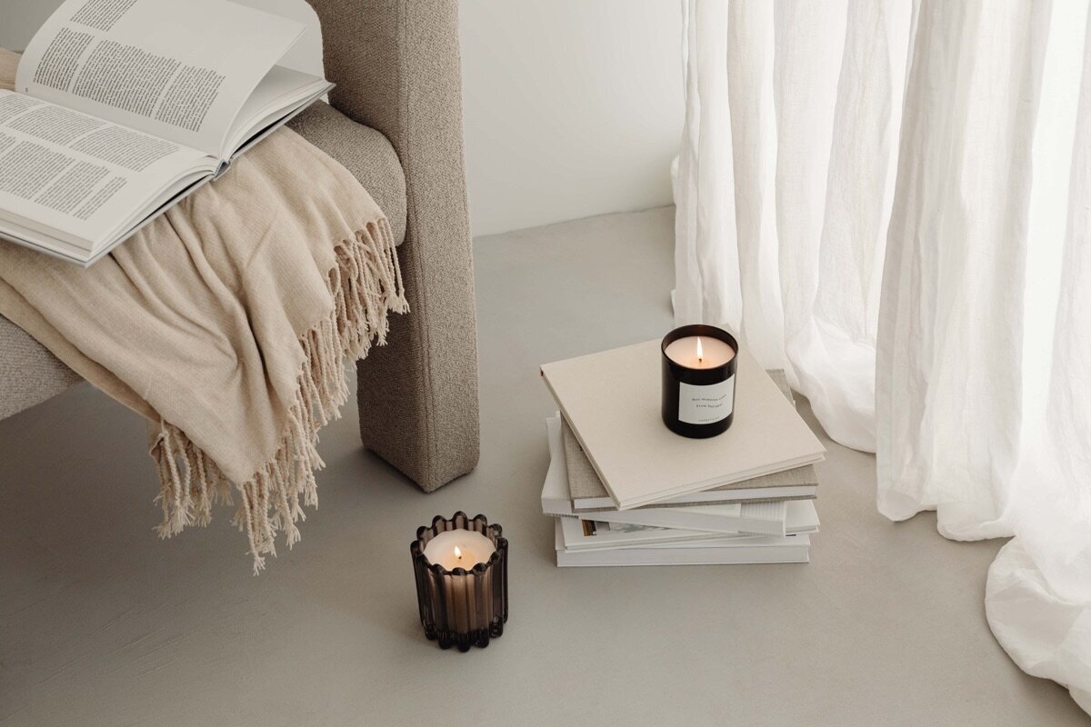 kaboompics_home-decorations-beige-armchair-candles-book-blanket-32090