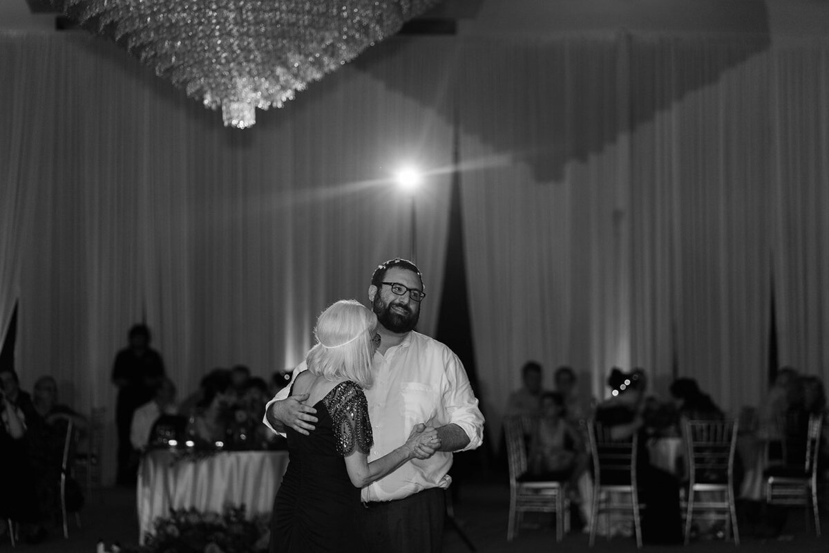 Eliana-Melmed-Photography-Chicago-LosAngeles-Jewish-WeddingPhotography-ElianaSklar-DanceFloor-00265