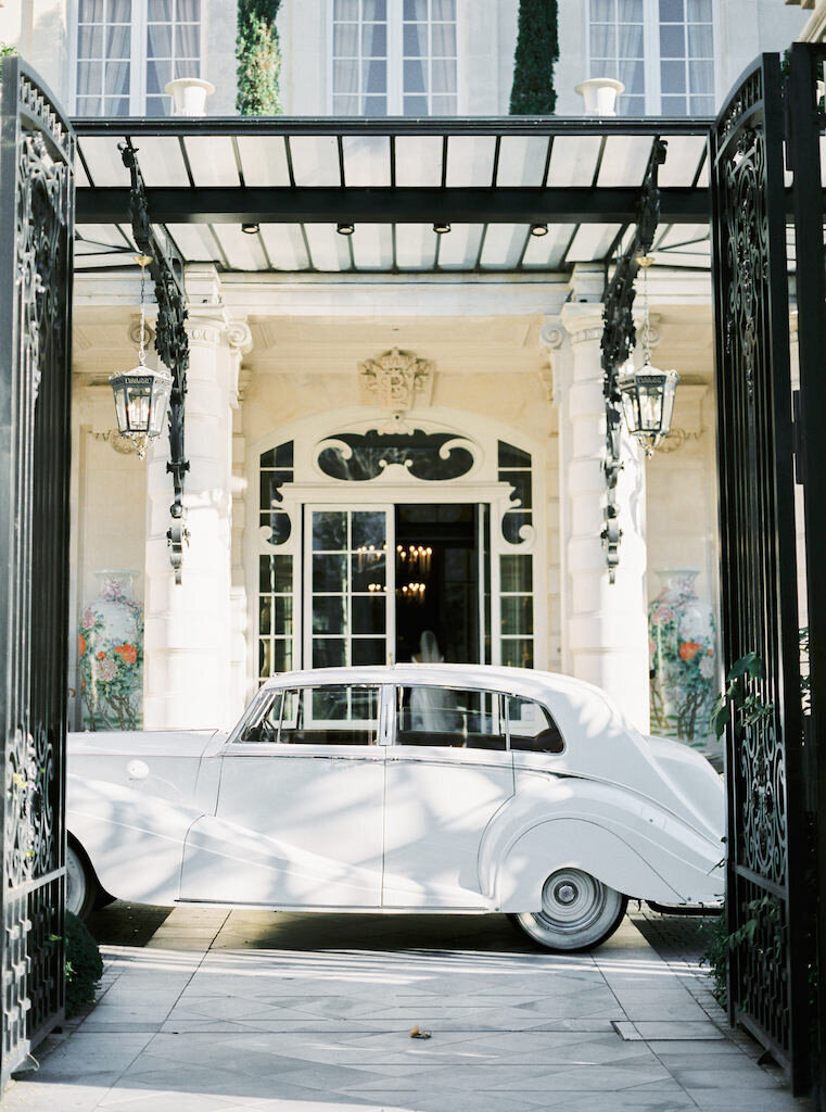 The-groom-met-his-bride-with-a-white-Rolls-Royce