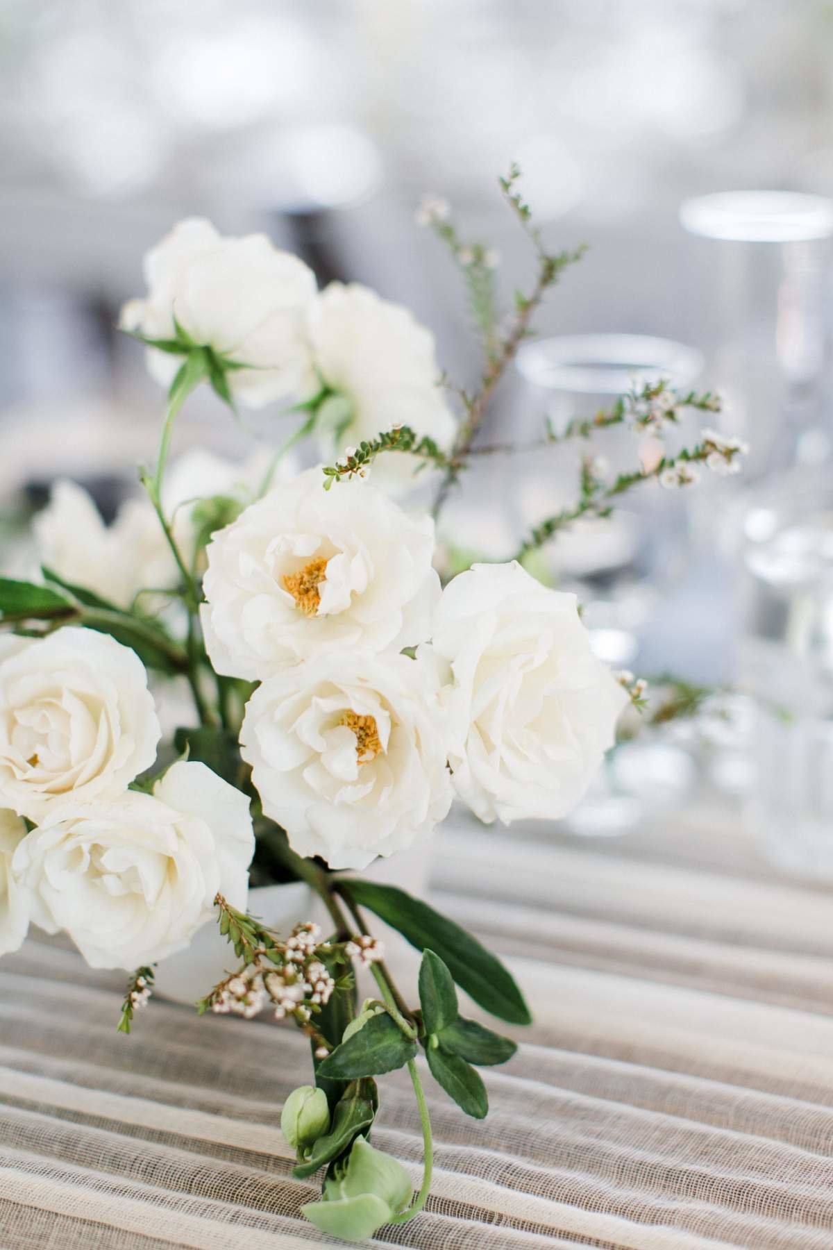 organic-white-wedding-centerpiece