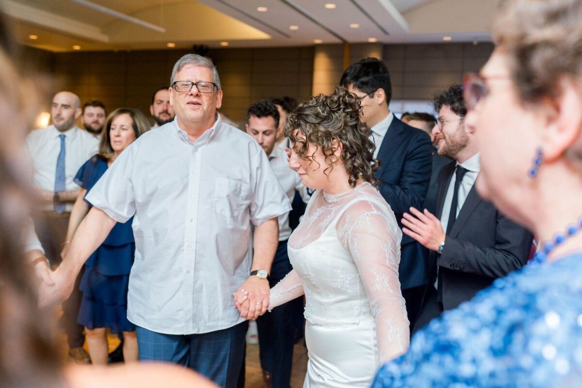 Eliana-Melmed-Photography-Chicago-LosAngeles-Jewish-WeddingPhotography-ShulaNoah-Simcha-Dancing-00071