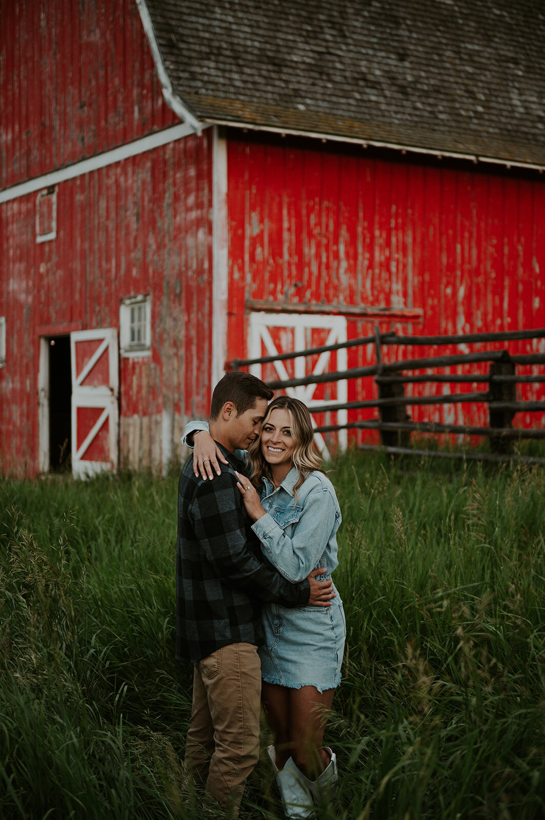 presley-gray-vintage-barn-engagement9413
