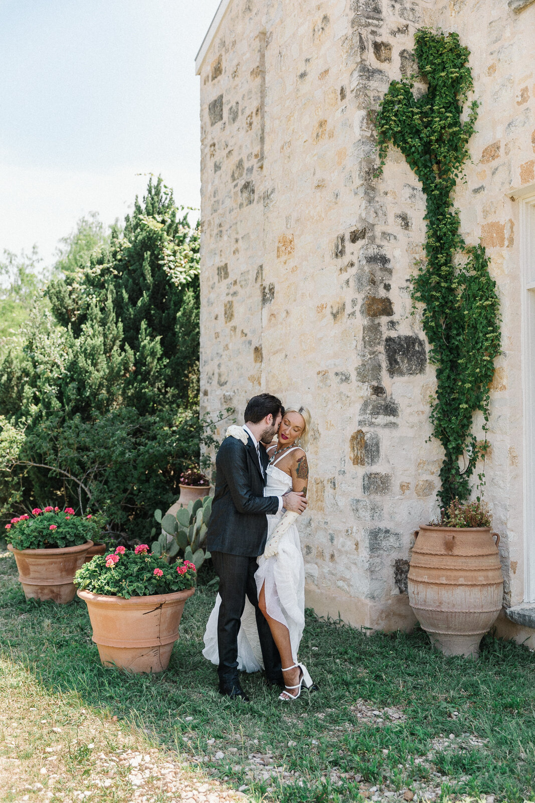 elopement in italy with beautiful vines and flower on house