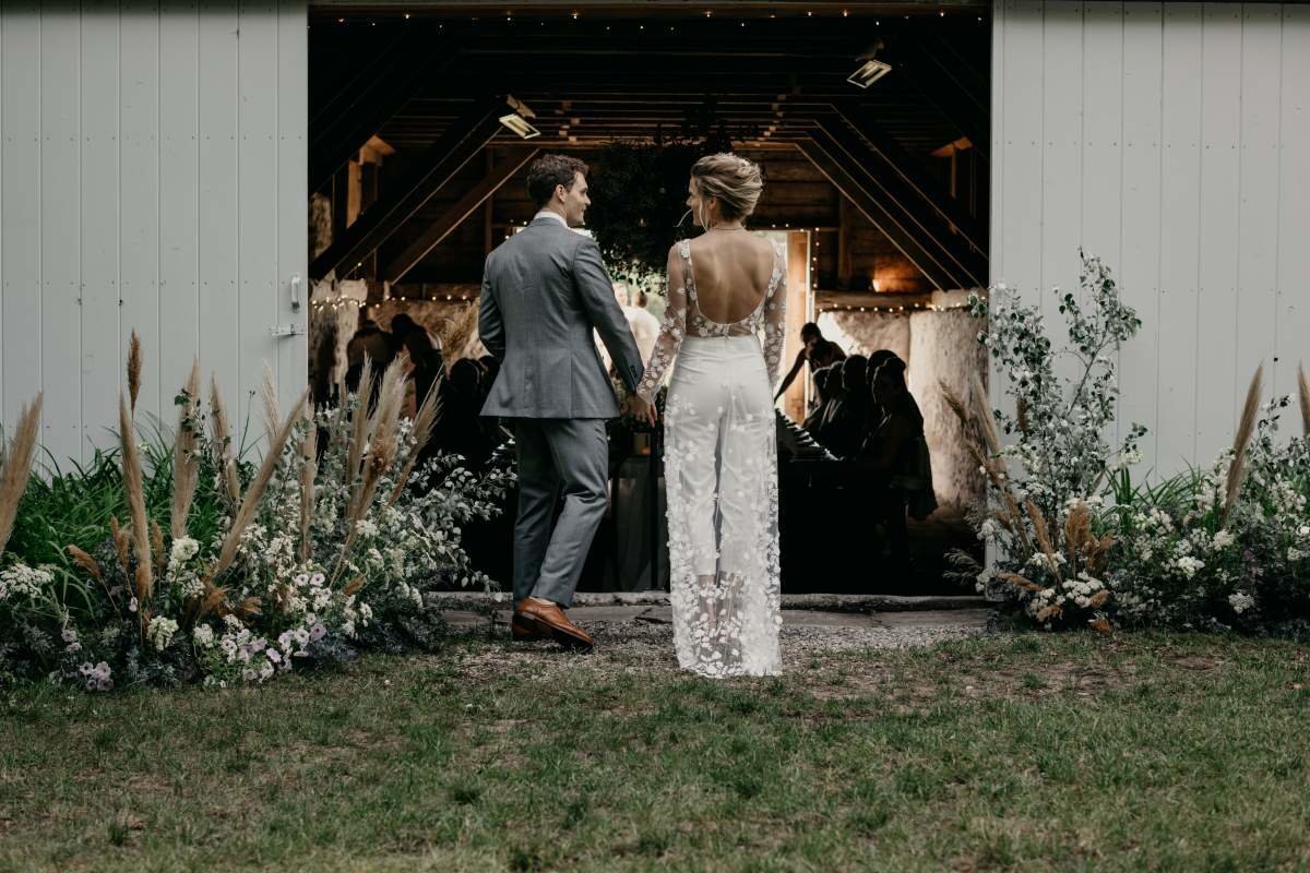 Lake-leelanu-barn-wedding