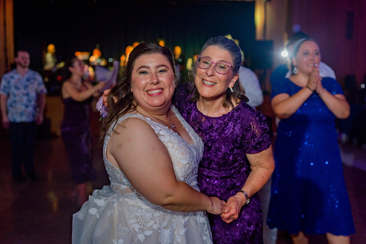 Eliana-Melmed-Photography-Chicago-LosAngeles-Jewish-WeddingPhotography-ElianaSklar-DanceFloor-00012