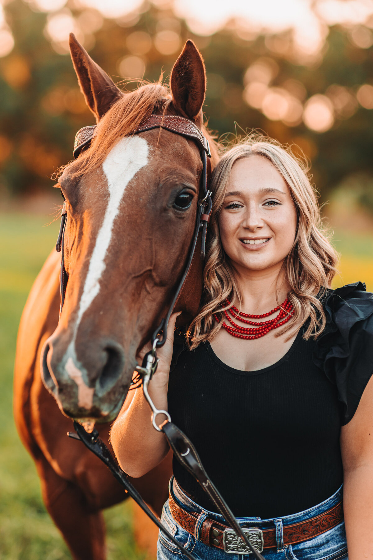 darlington-senior-photographer-wisconsin-girl-poses-with-horse-face