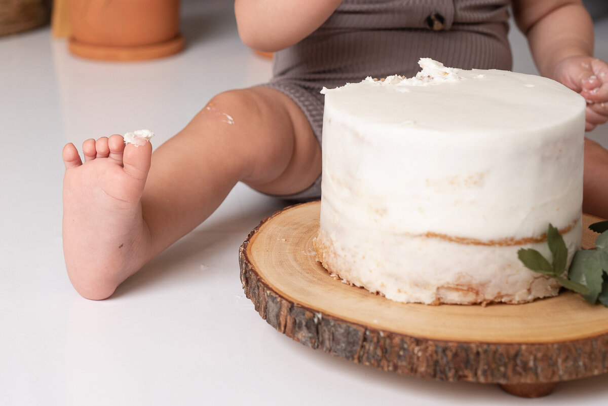 Detailed baby cake smash captured by Laura King Photography