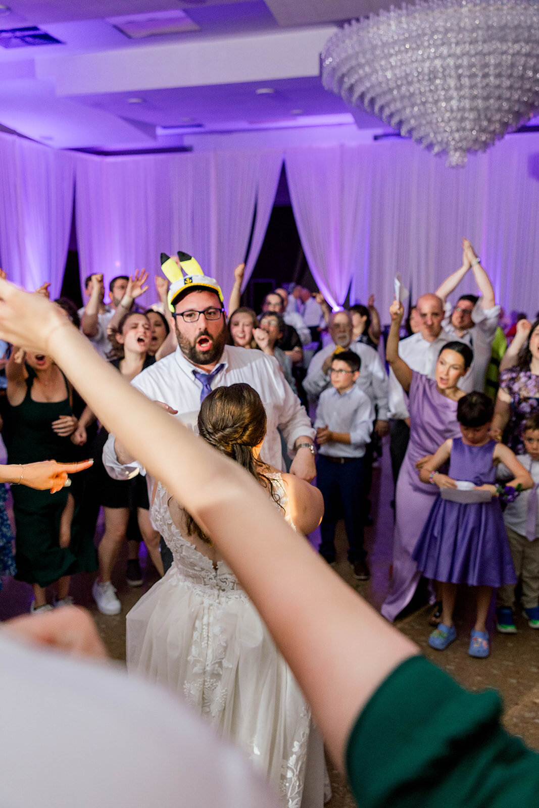 Eliana-Melmed-Photography-Chicago-LosAngeles-Jewish-WeddingPhotography-ElianaSklar-DanceFloor-00022