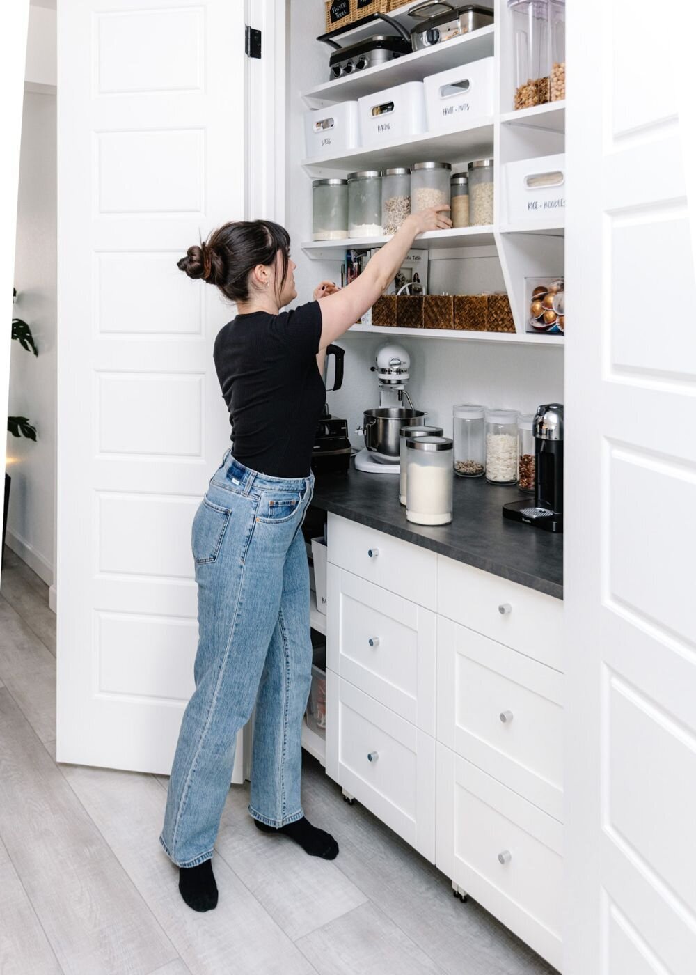 custom-pantry-white-organized-brilliantista (9)