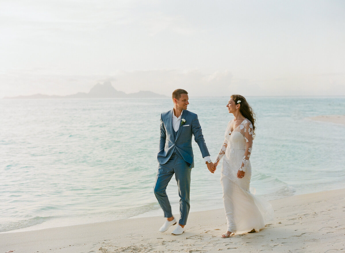 Couple walking : wedding in Bora Bora Photographer Paulina Cadoret