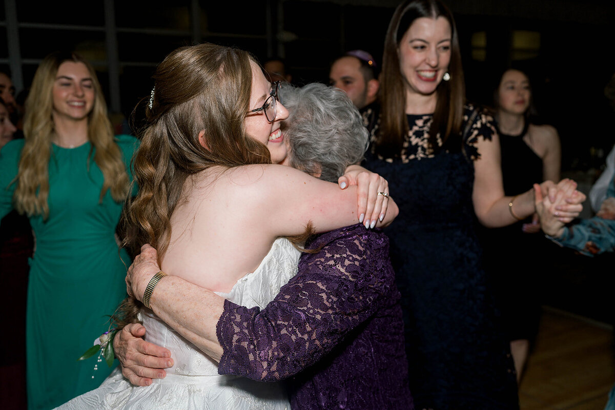 Eliana-Melmed-Photography-Chicago-LosAngeles-Jewish-WeddingPhotography-SimchaDancing-00145