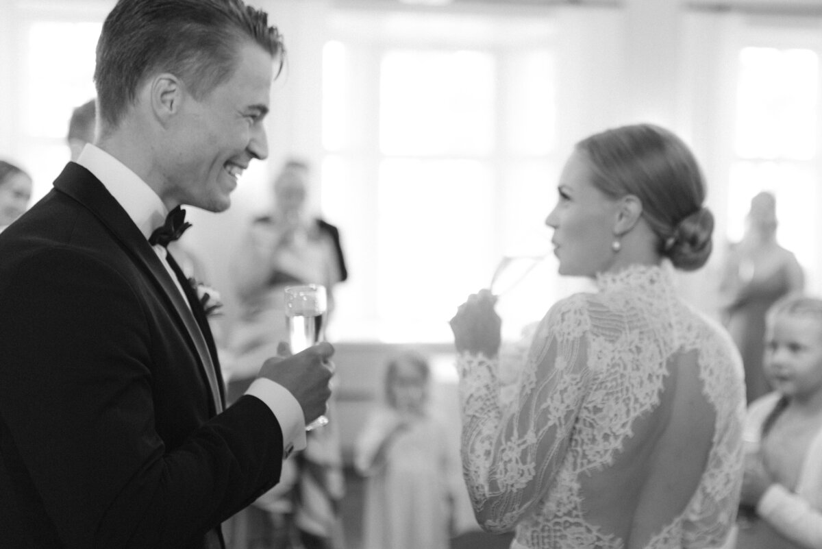 Wedding couple drinking champagne  in Airisniemen kartano in Turku. A documentary wedding image by photographer Hannika Gabrielsson.