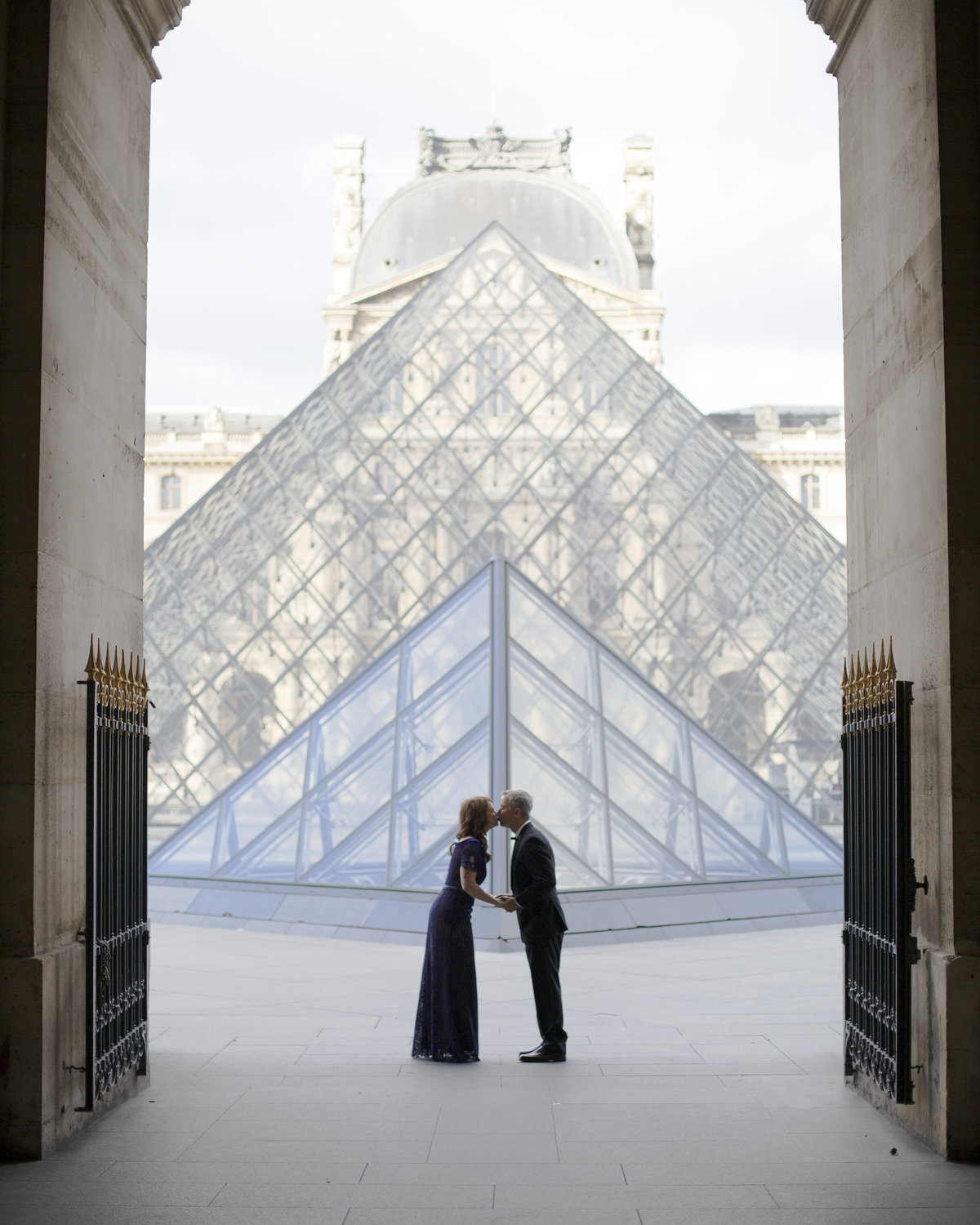 Couple kisses at the Louvre Museum 58