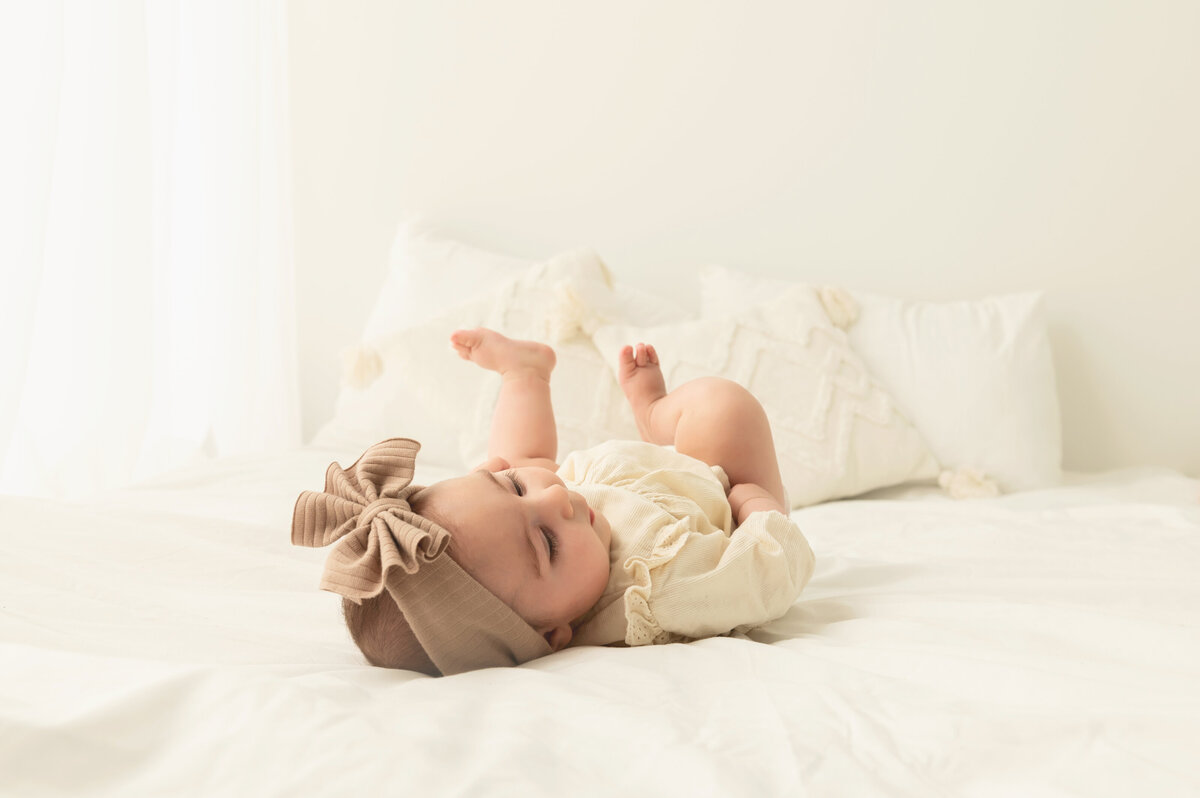 5 maanden oude baby in witte minimalistische setting