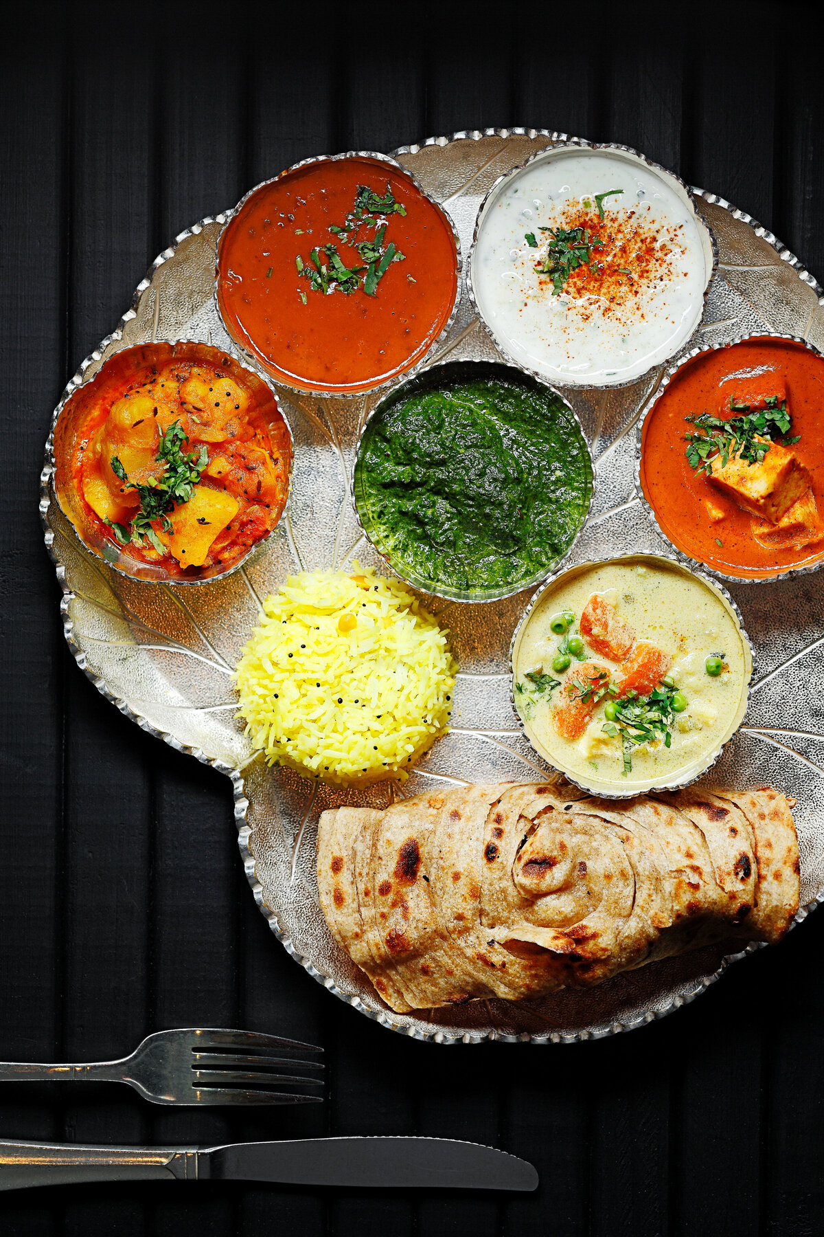 Pita bread with various dips