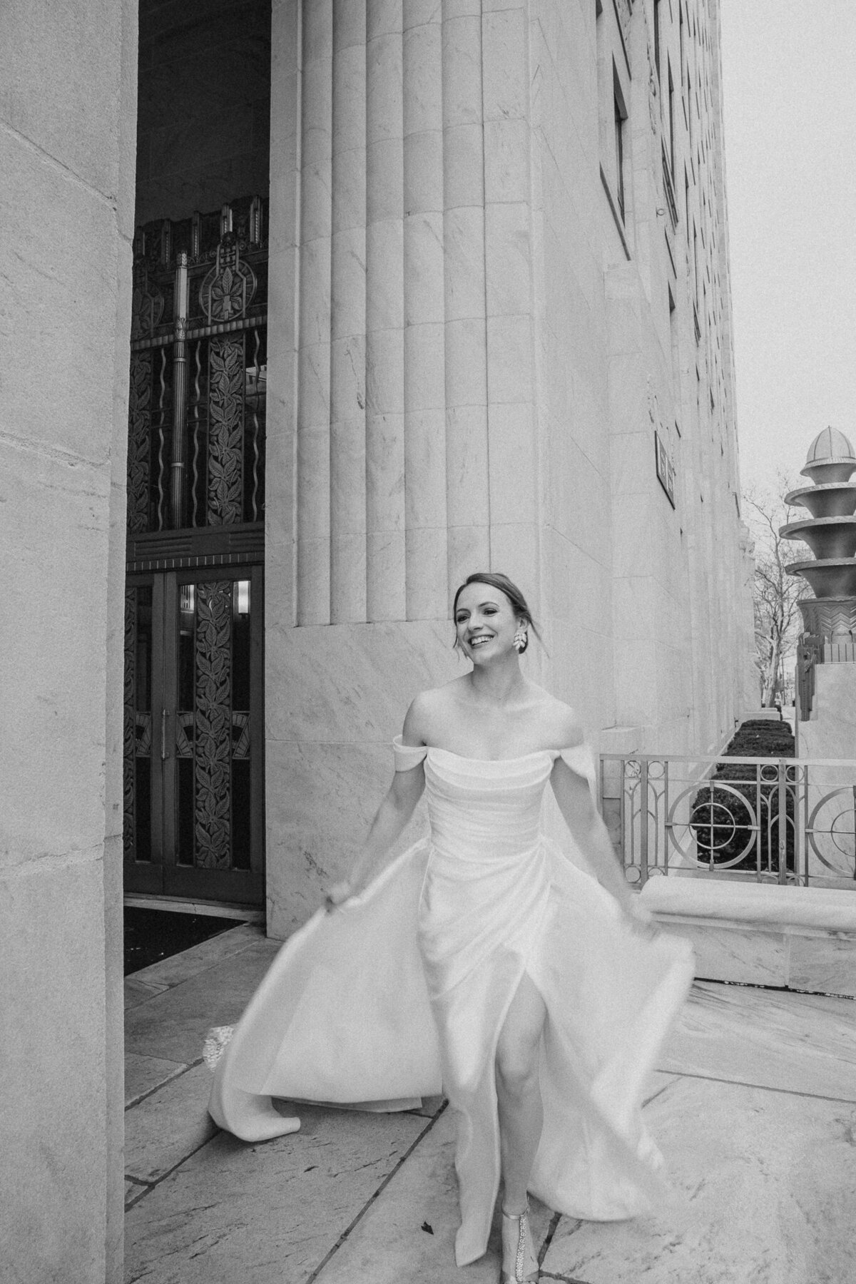 Columbus, Ohio Wedding Photographer with picture of bride in wedding dress