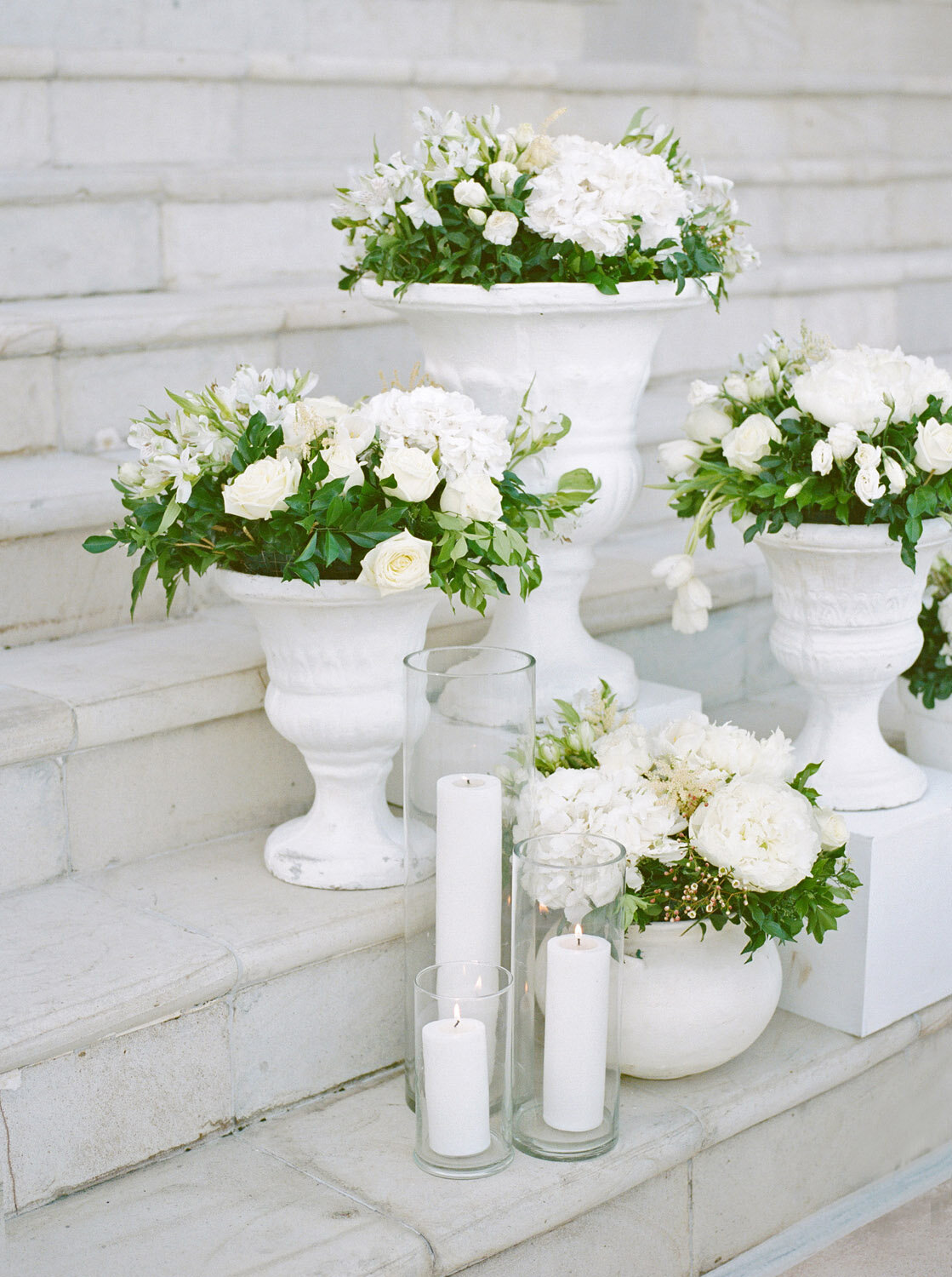 destination-wedding-bali-amankila-different-heigh-shapes-white-urns-floral-arrangements-candles-ceremony
