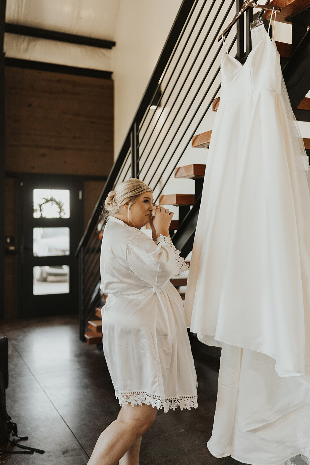 white-barn-kansas-wedding-shelby-laine-photography-14