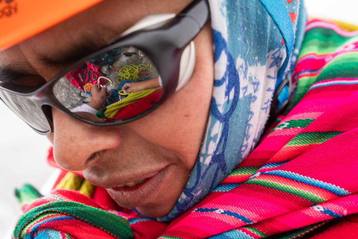 climbing_cholita_cecilia_details_sunglasses_andes_bolivia
