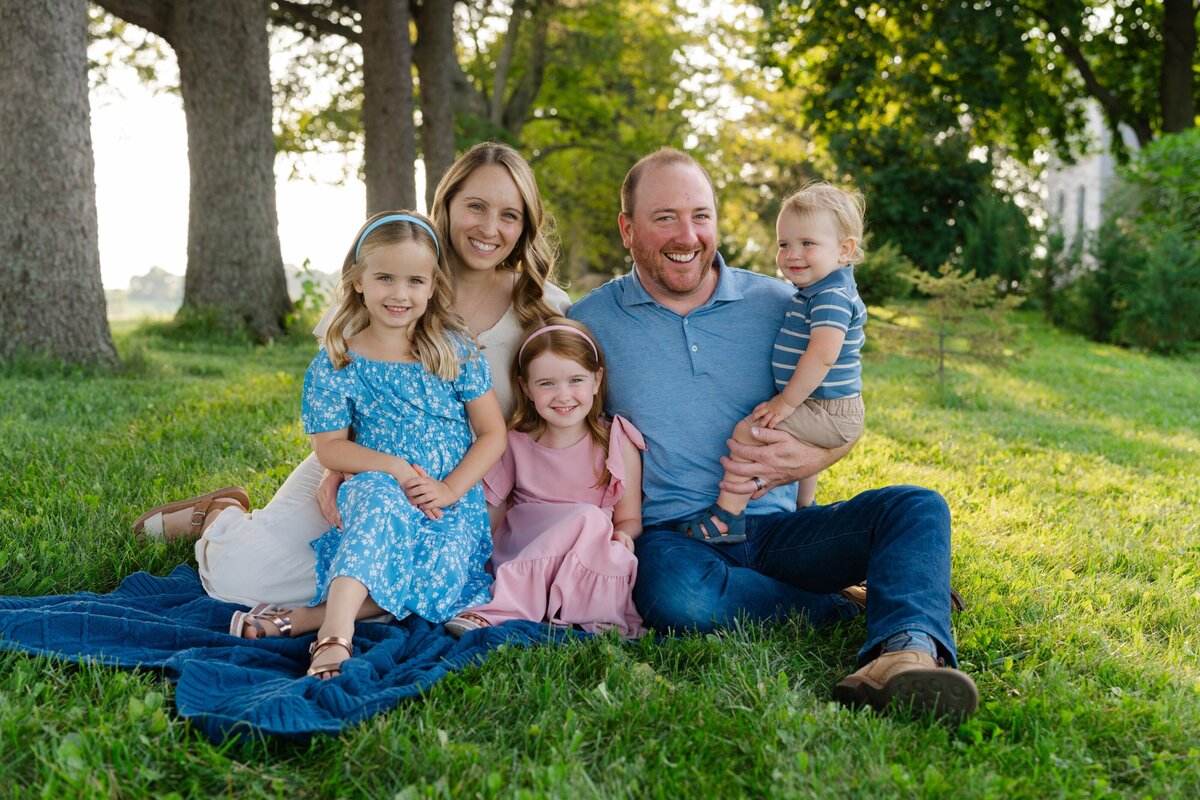 Outside-Golden Hour-Family-Photos-in-Milwaukee-area-3