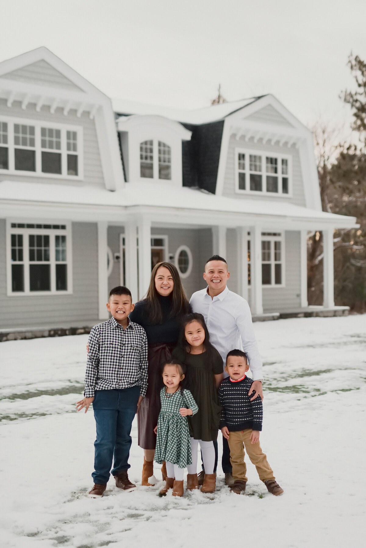 boston-portrait-photographer-family-portraits-home-lifestyle-holiday-snow-new-england-christmas-pictures-family-outside-house