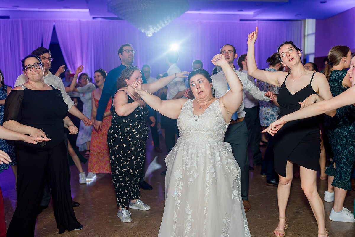 Eliana-Melmed-Photography-Chicago-LosAngeles-Jewish-WeddingPhotography-ElianaSklar-DanceFloor-00111