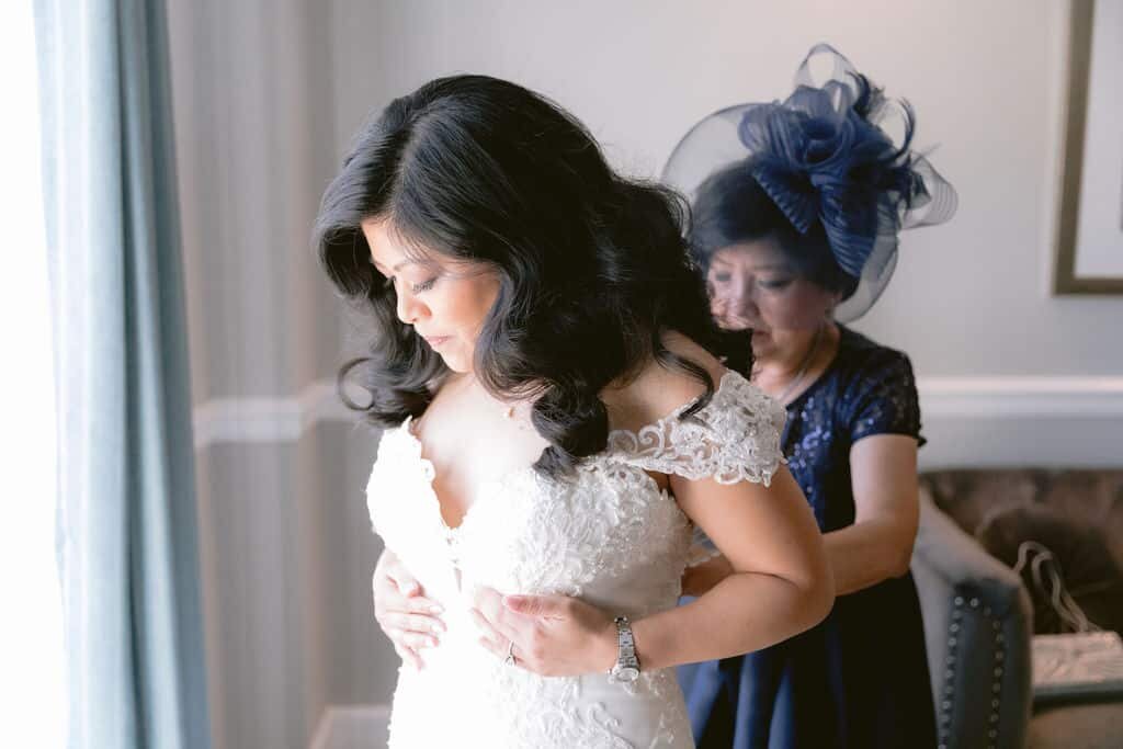 bride-and-mom-getting-ready-morning-of-wedding