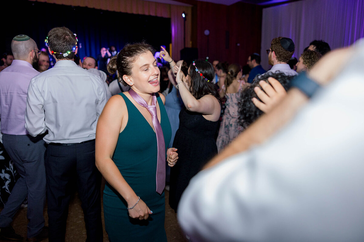 Eliana-Melmed-Photography-Chicago-LosAngeles-Jewish-WeddingPhotography-ElianaSklar-DanceFloor-00323