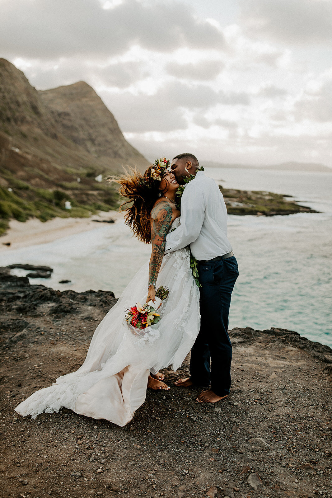 couple on cliff in oahu