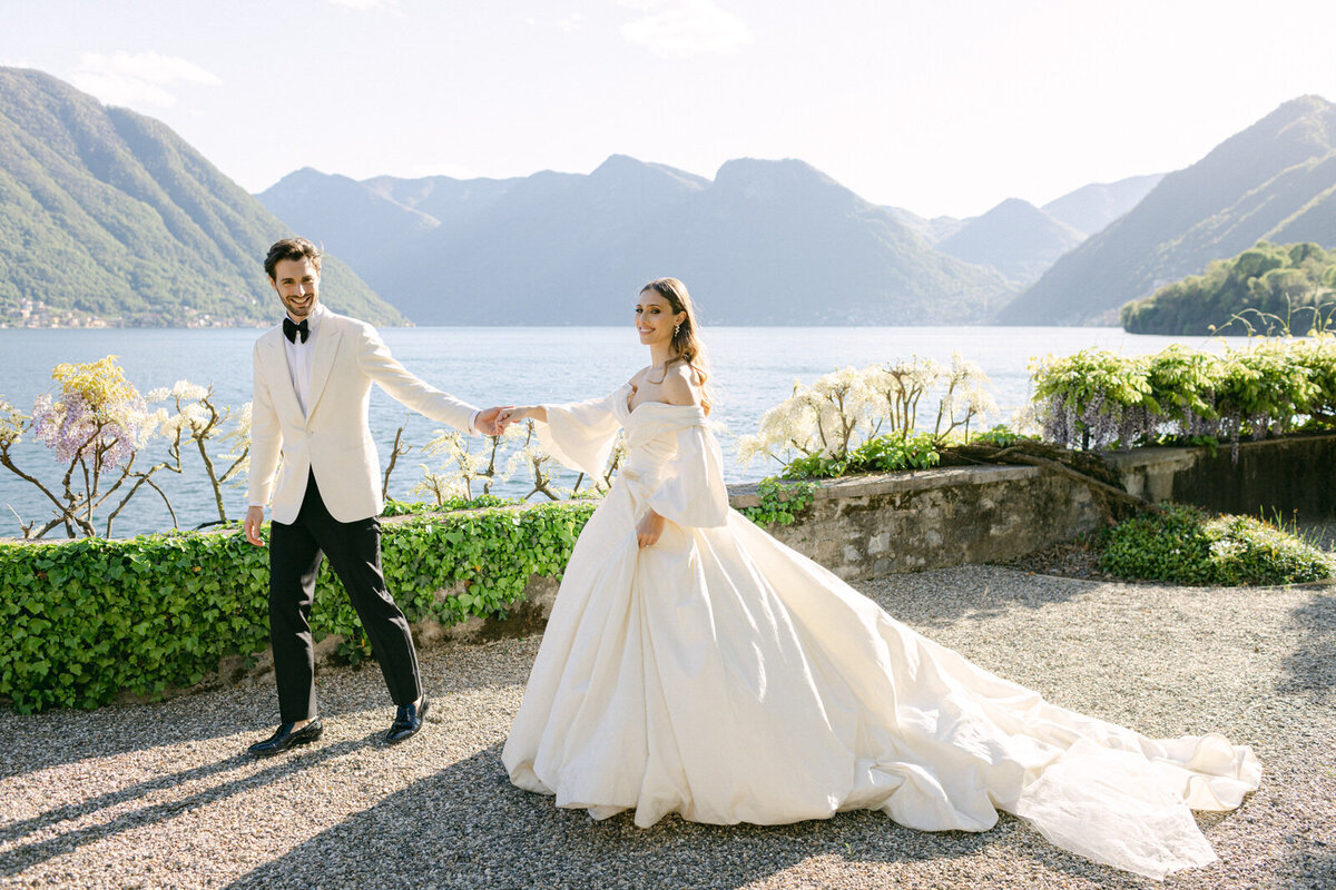 bride and groom in Lake Como