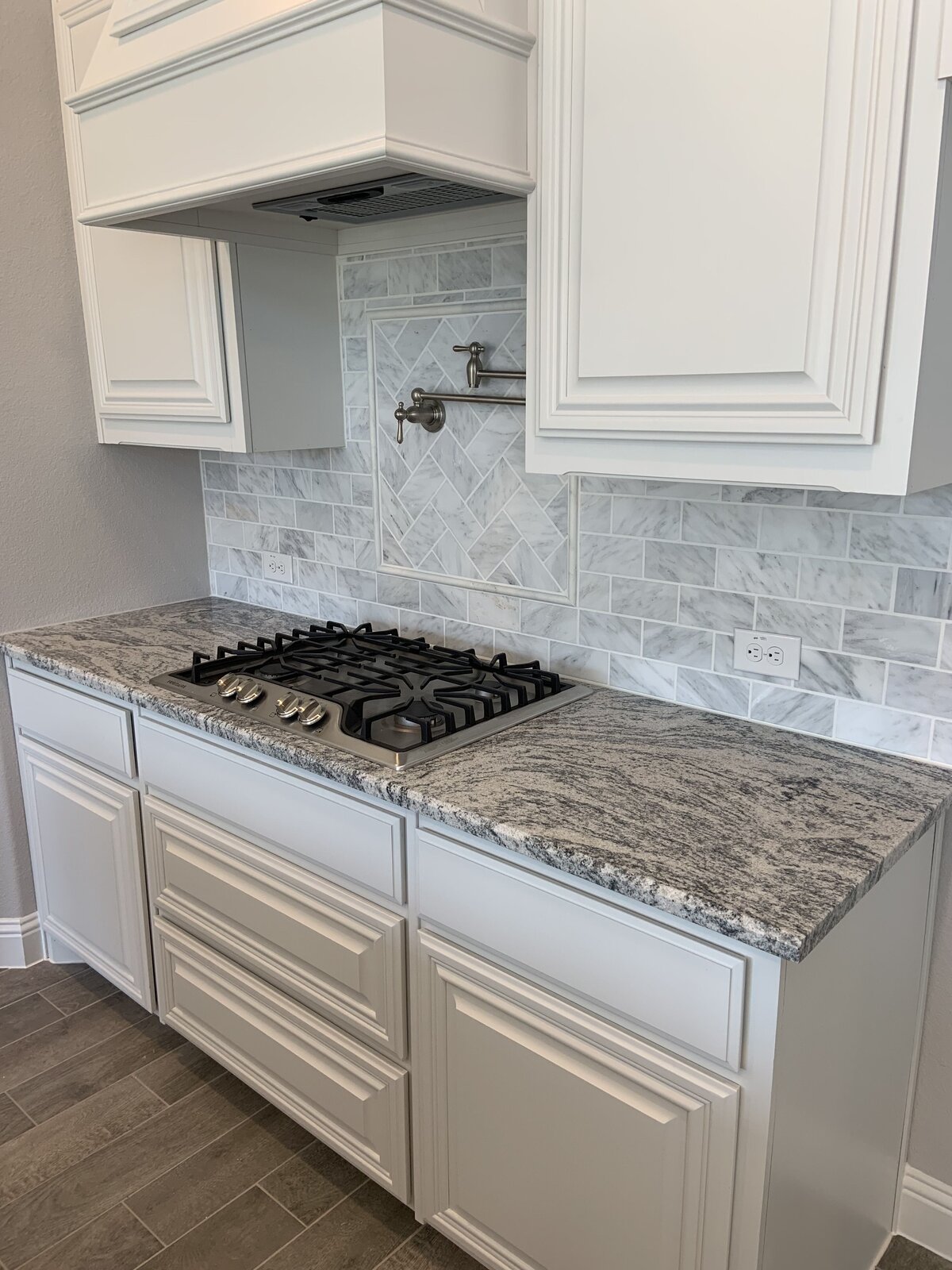 Hoffman Cabinets Pure White, Allied Stone Silver Cloud Granite, Daltile Natural Stone_First Snow Elegance Backsplash