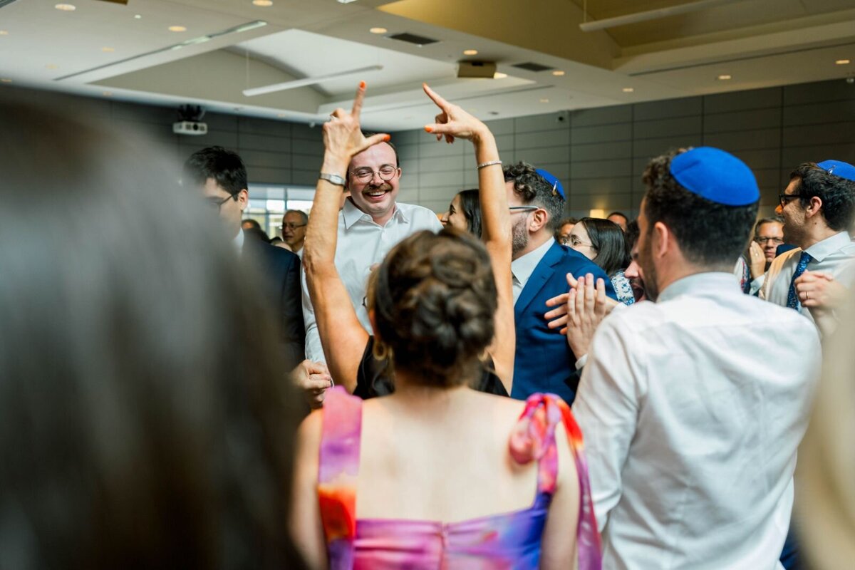 Eliana-Melmed-Photography-Chicago-LosAngeles-Jewish-WeddingPhotography-ShulaNoah-Simcha-Dancing-00153