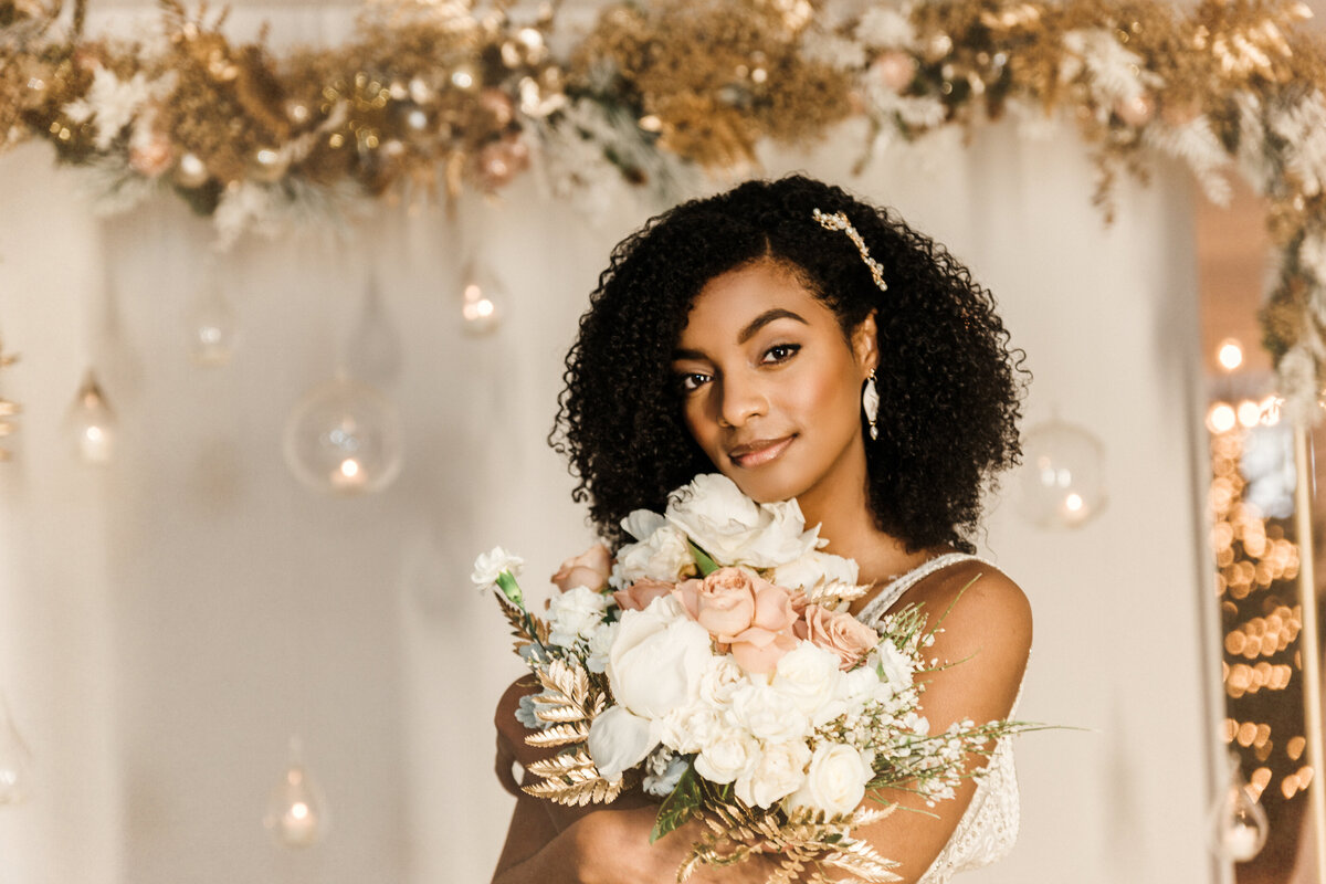 Bride with flower - Winter White with Gold