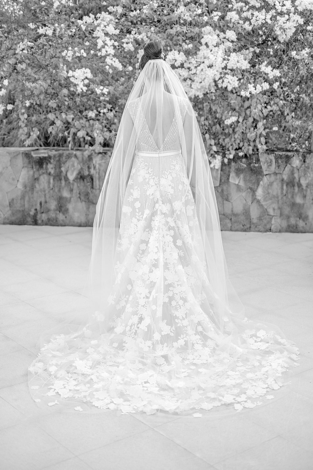 destination-wedding-bali-amankila-gown-low-v-back-flower-applique-long-train-veil